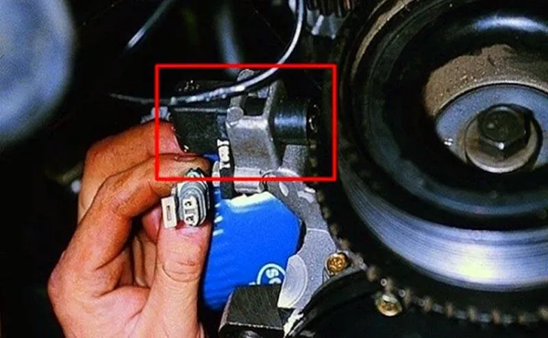 Minh họa các nguyên nhân lỗi P0328: cảm biến tiếng gõ hỏng hoặc dây điện bị lỗi trên động cơ Nissan Frontier.